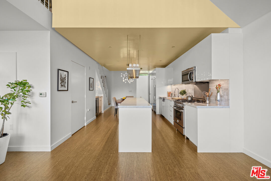 7907 Willoughby Ave Unit: 4
