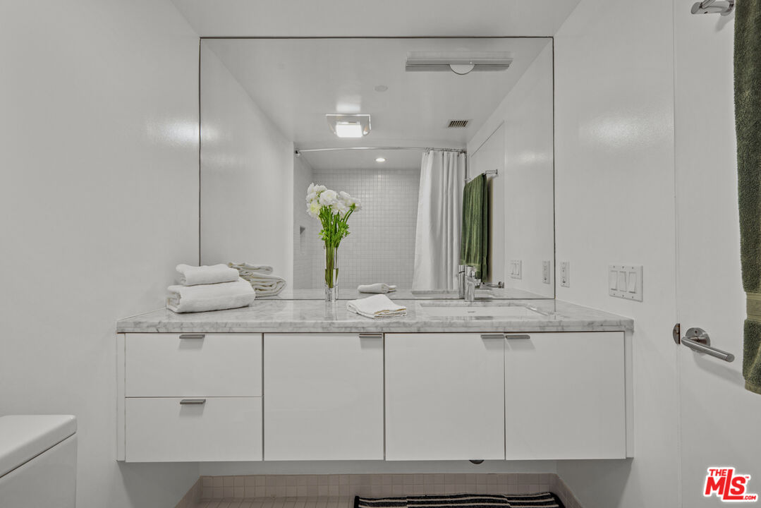7907 Willoughby Ave Unit: 4
