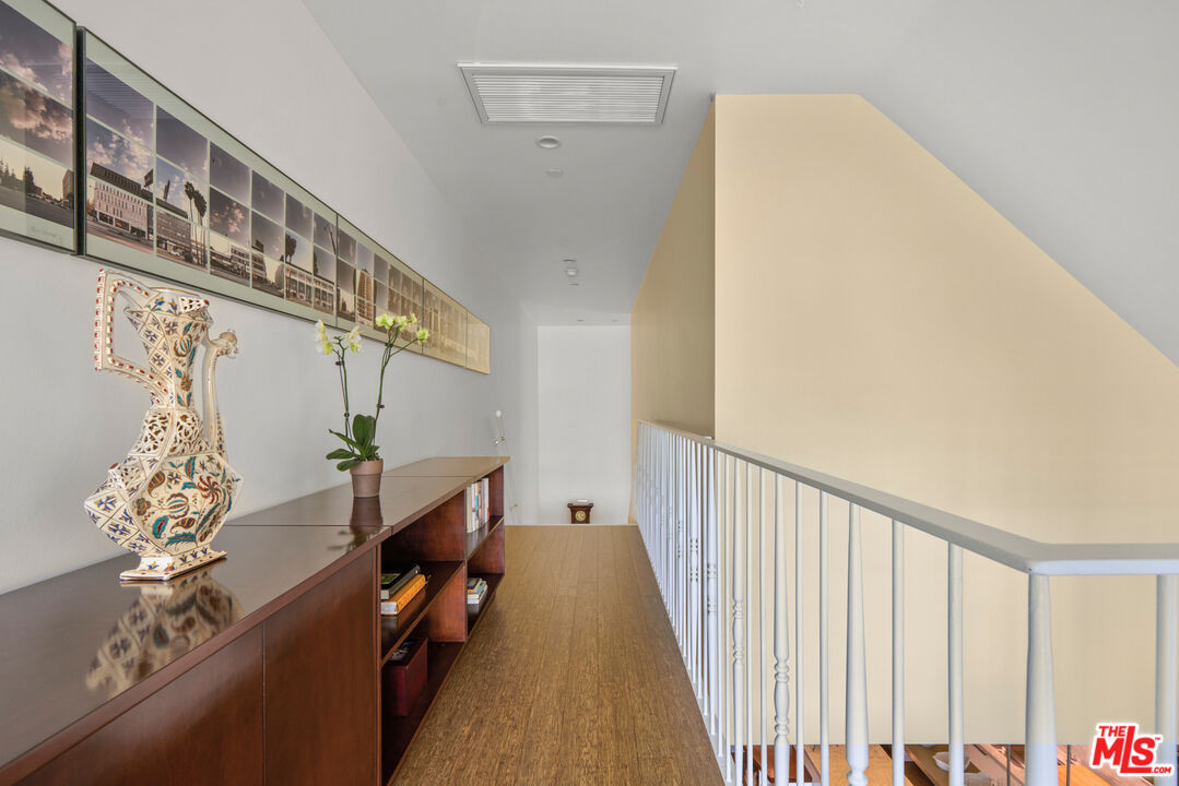 7907 Willoughby Ave Unit: 4