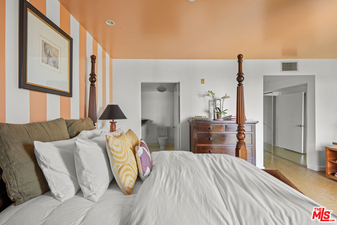 7907 Willoughby Ave Unit: 4