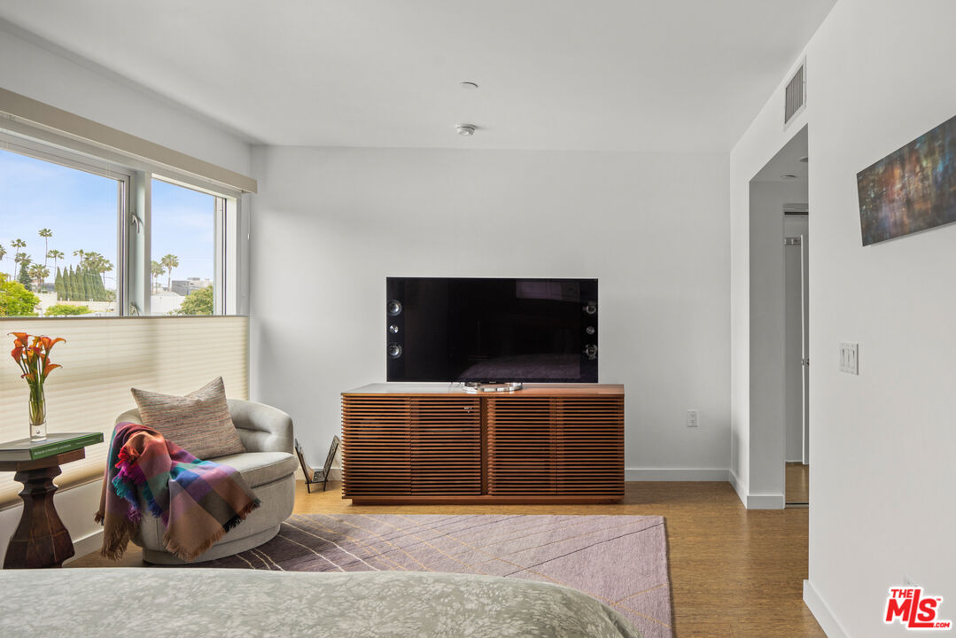 7907 Willoughby Ave Unit: 4