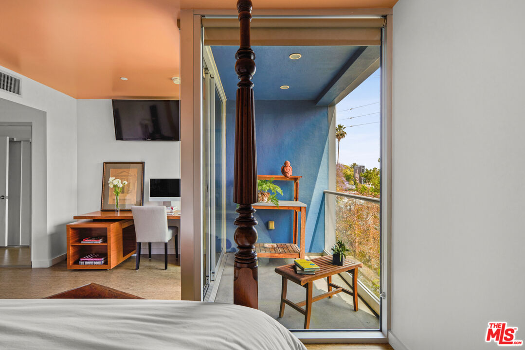 7907 Willoughby Ave Unit: 4