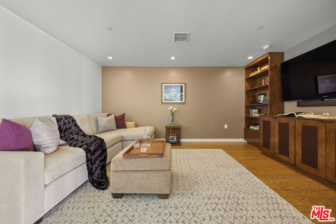 7907 Willoughby Ave Unit: 4