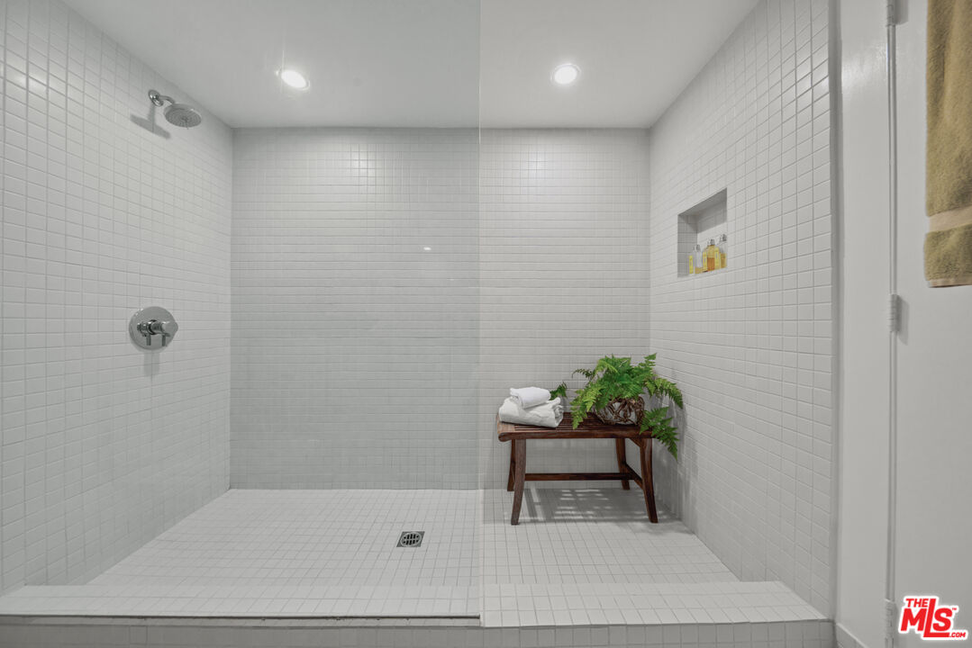 7907 Willoughby Ave Unit: 4