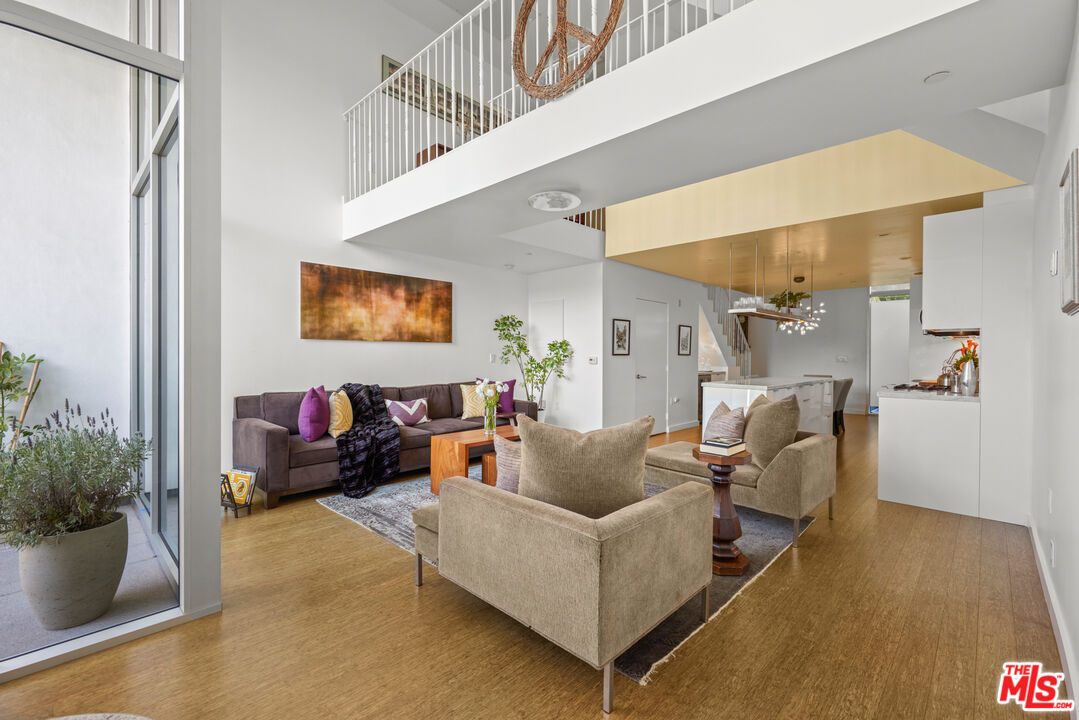 7907 Willoughby Ave Unit: 4
