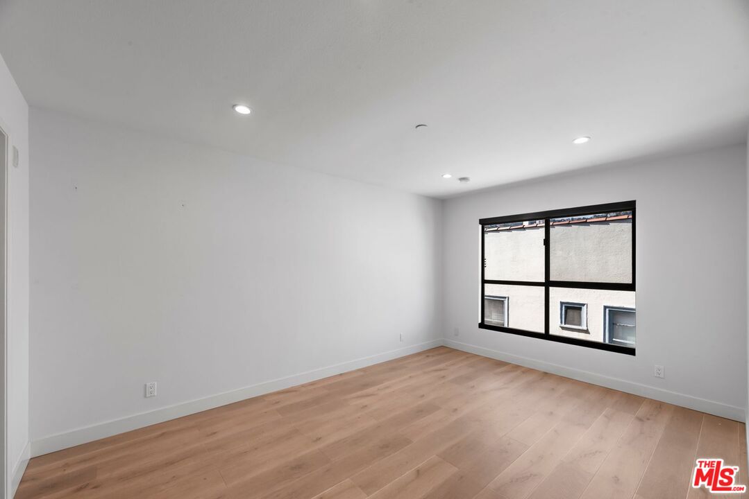 725 N Alfred St Unit: 209