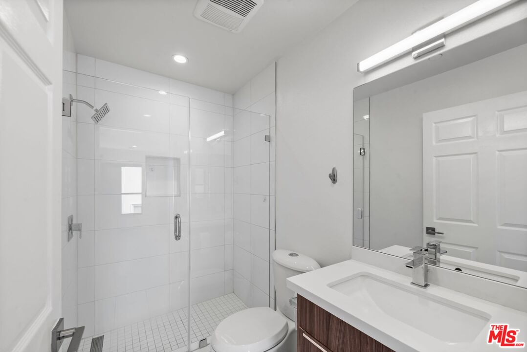 725 N Alfred St Unit: 209