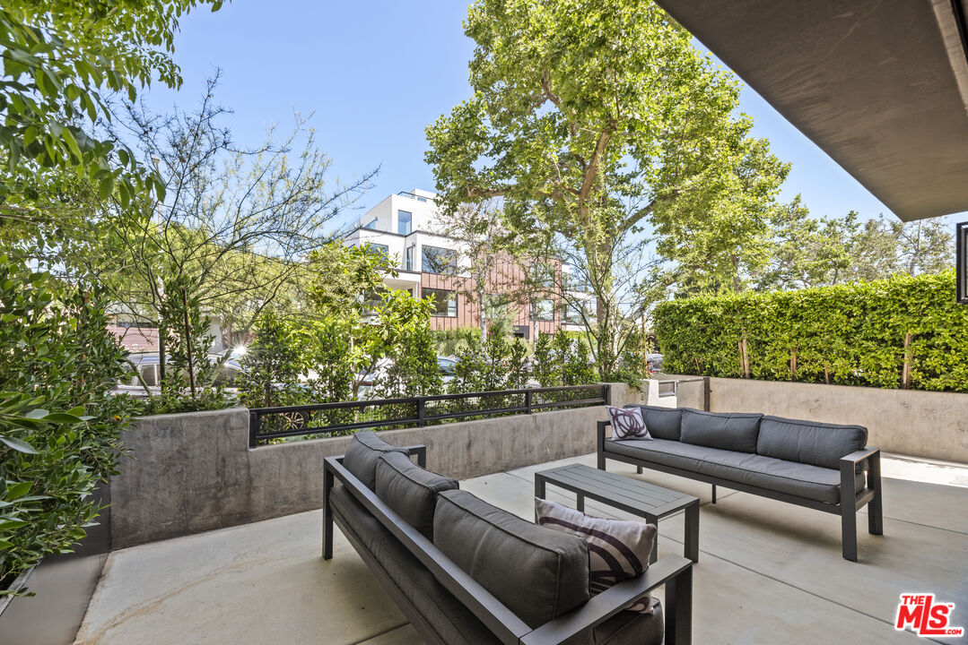 725 N Alfred St Unit: 209