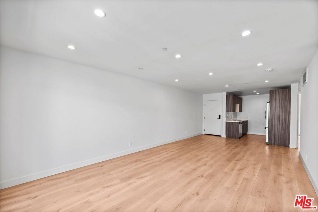 725 N Alfred St Unit: 209