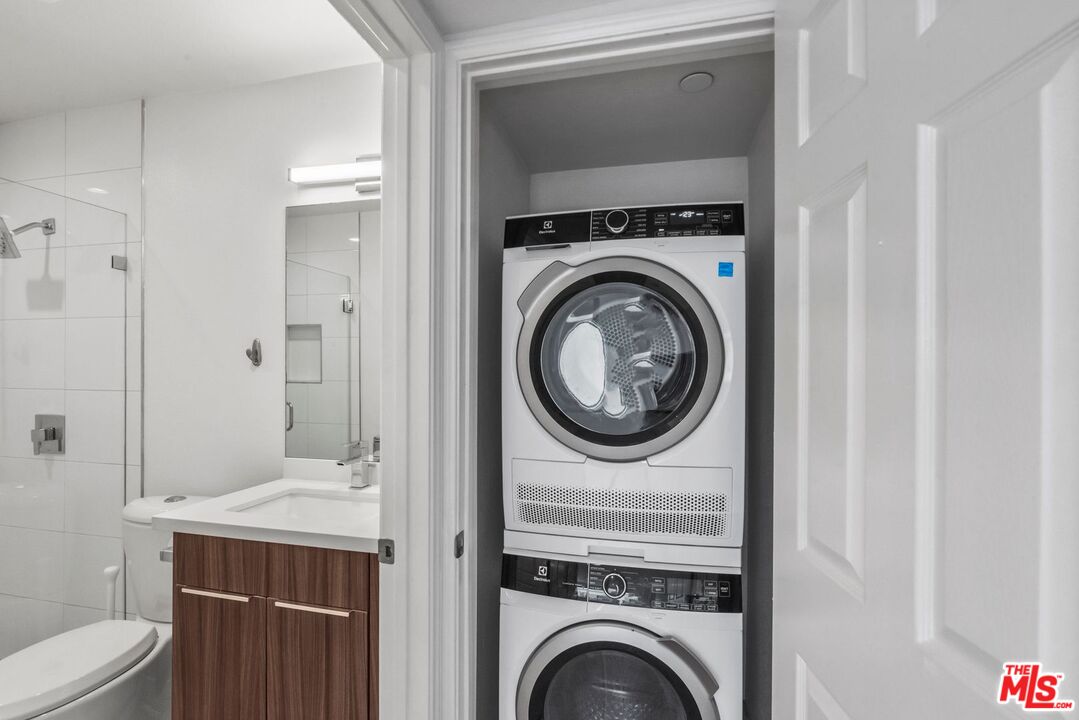 725 N Alfred St Unit: 209