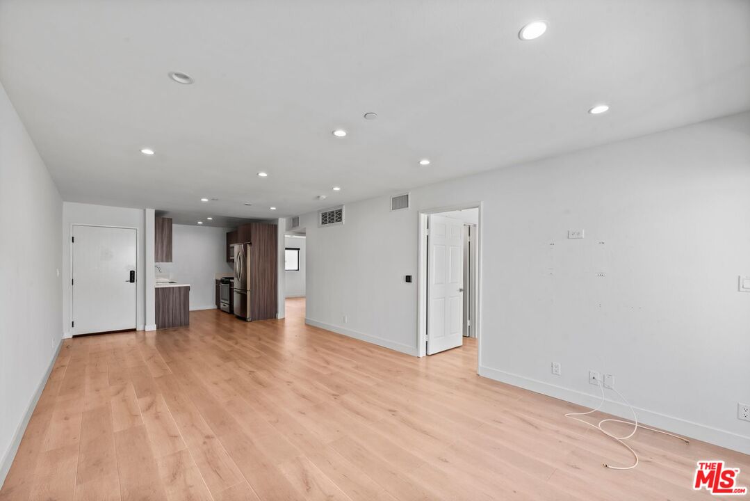 725 N Alfred St Unit: 209