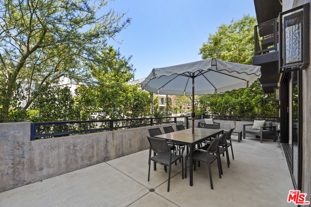 725 N Alfred St Unit: 209