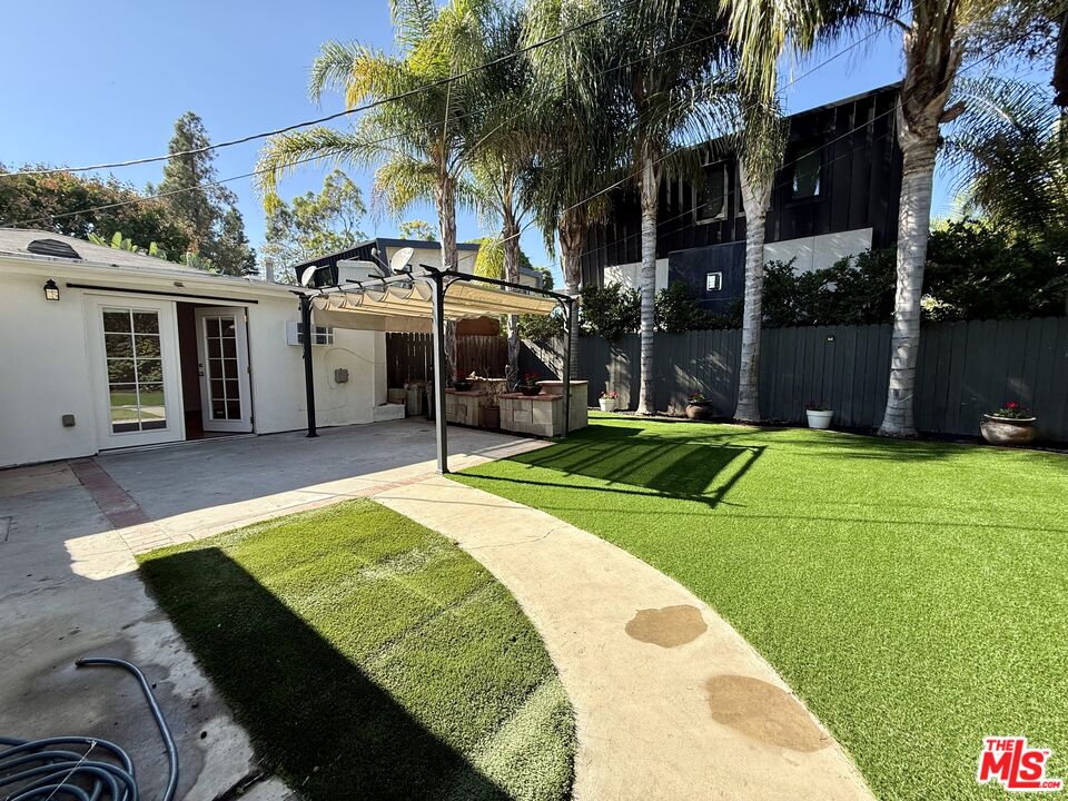 364 N San Vicente Blvd Unit: B