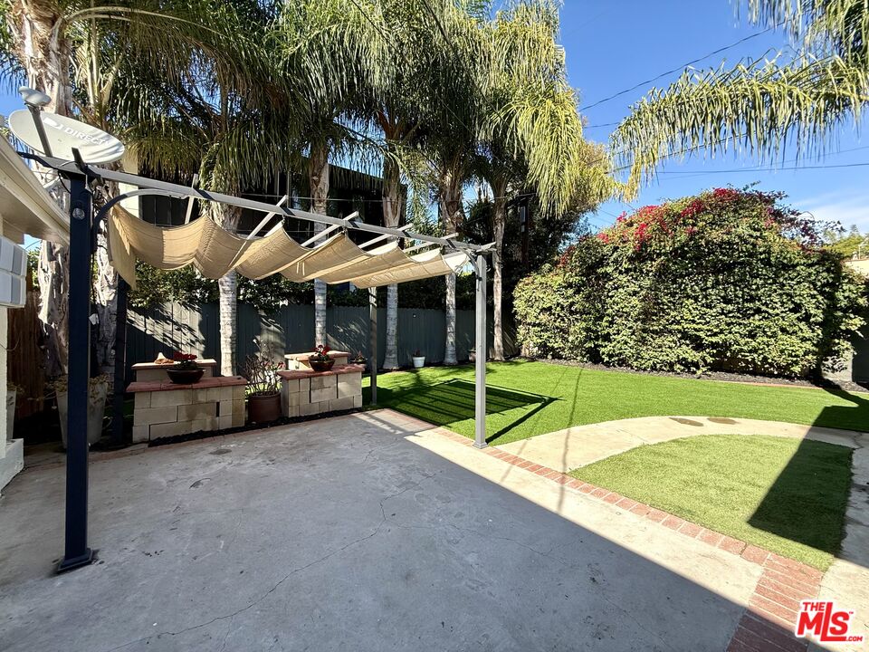 364 N San Vicente Blvd Unit: B