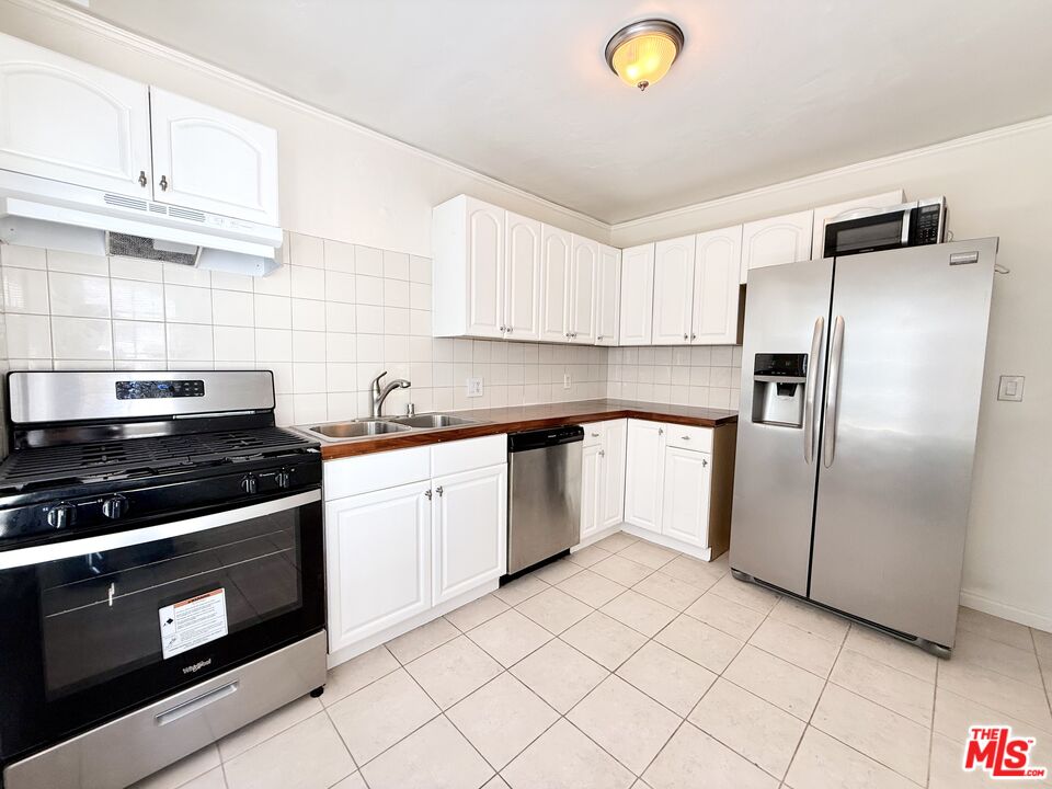 364 N San Vicente Blvd Unit: B