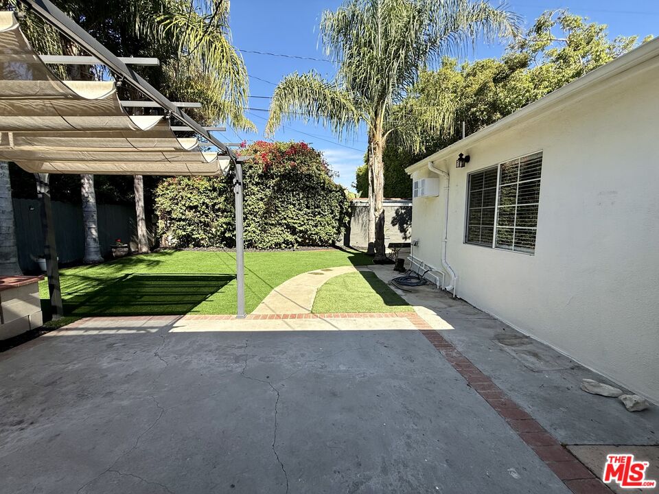 364 N San Vicente Blvd Unit: B