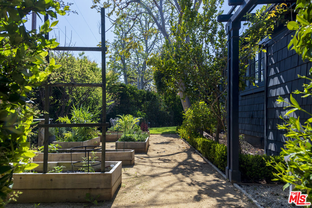 250 S Chadbourne Ave