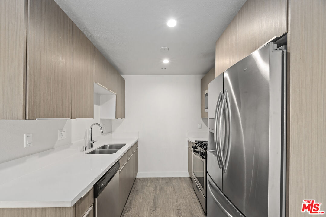 725 N Alfred St Unit: 109