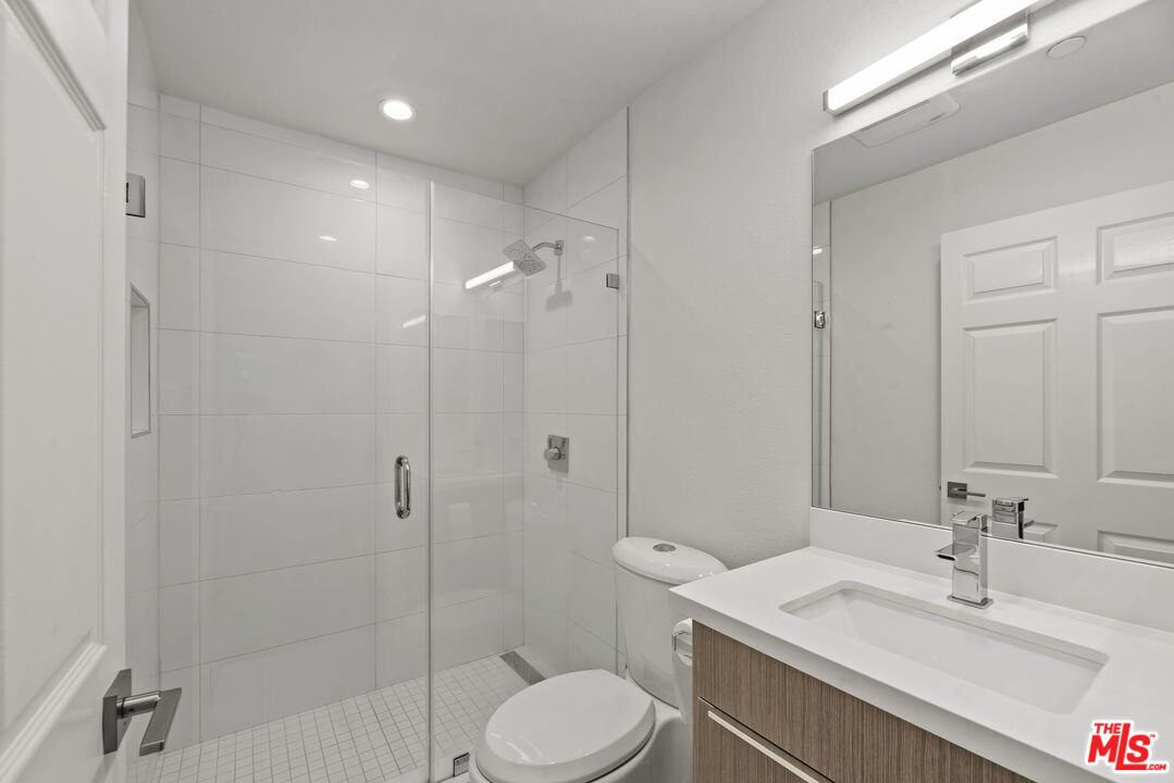 725 N Alfred St Unit: 109