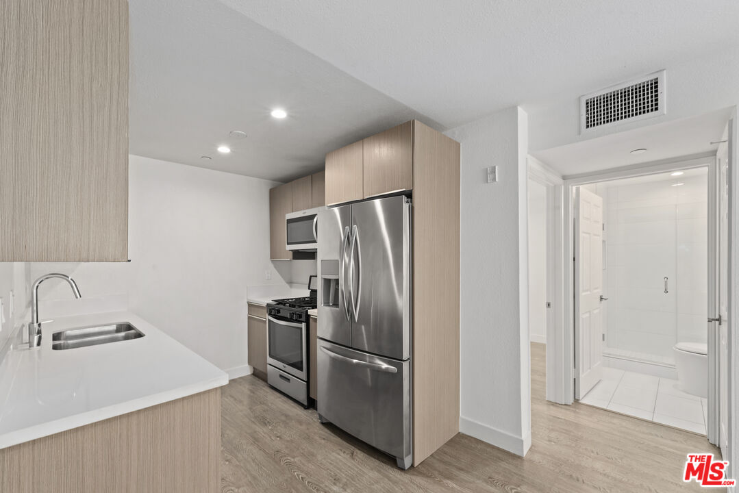 725 N Alfred St Unit: 109