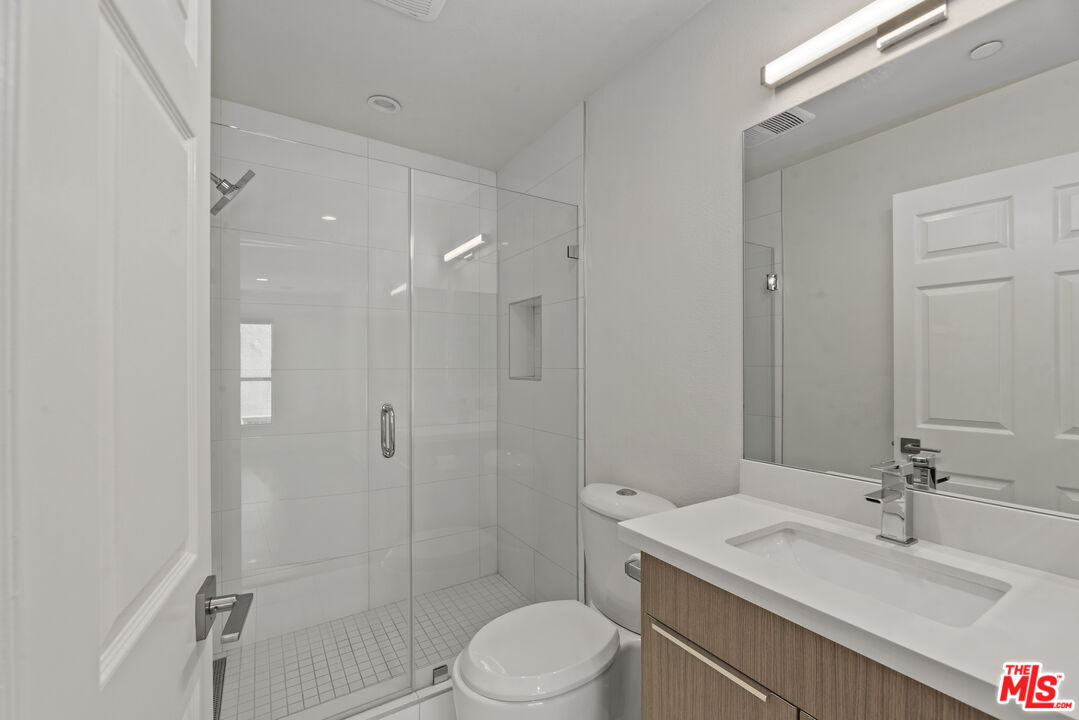 725 N Alfred St Unit: 109