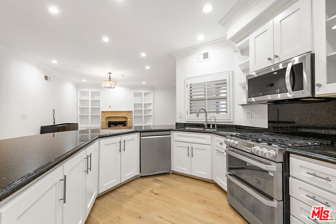 850 N Croft Ave Unit: 303