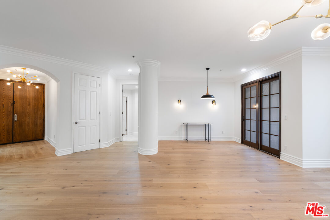 850 N Croft Ave Unit: 303