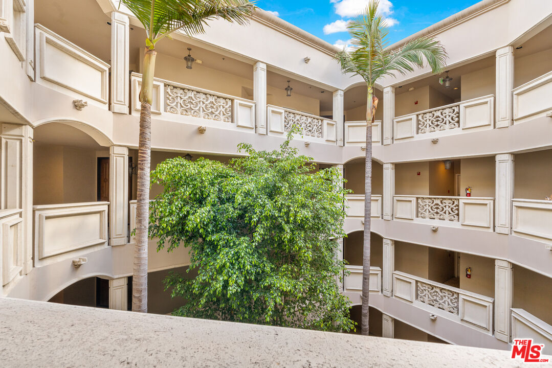 850 N Croft Ave Unit: 303