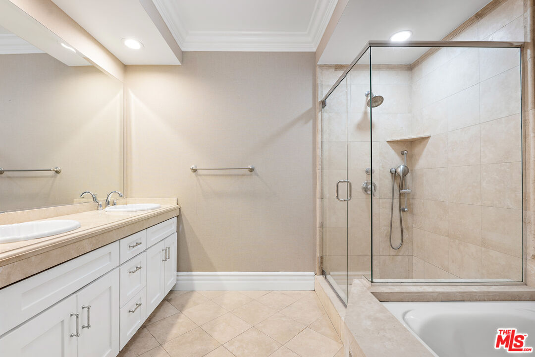 850 N Croft Ave Unit: 303