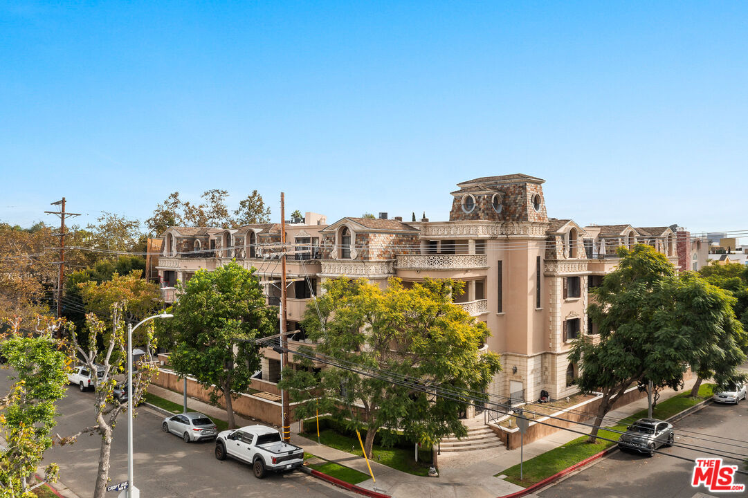 850 N Croft Ave Unit: 303