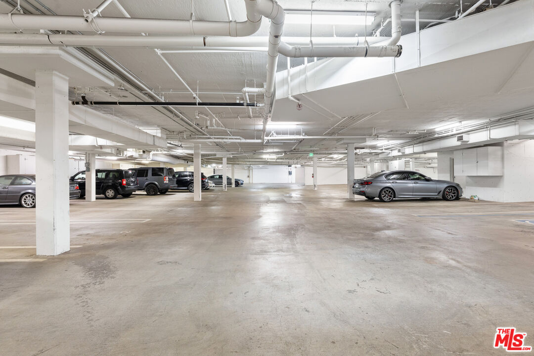 850 N Croft Ave Unit: 303