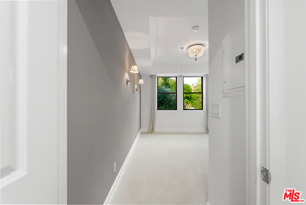 850 N Croft Ave Unit: 303