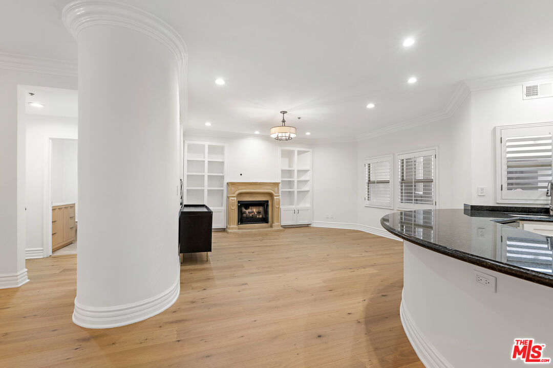 850 N Croft Ave Unit: 303