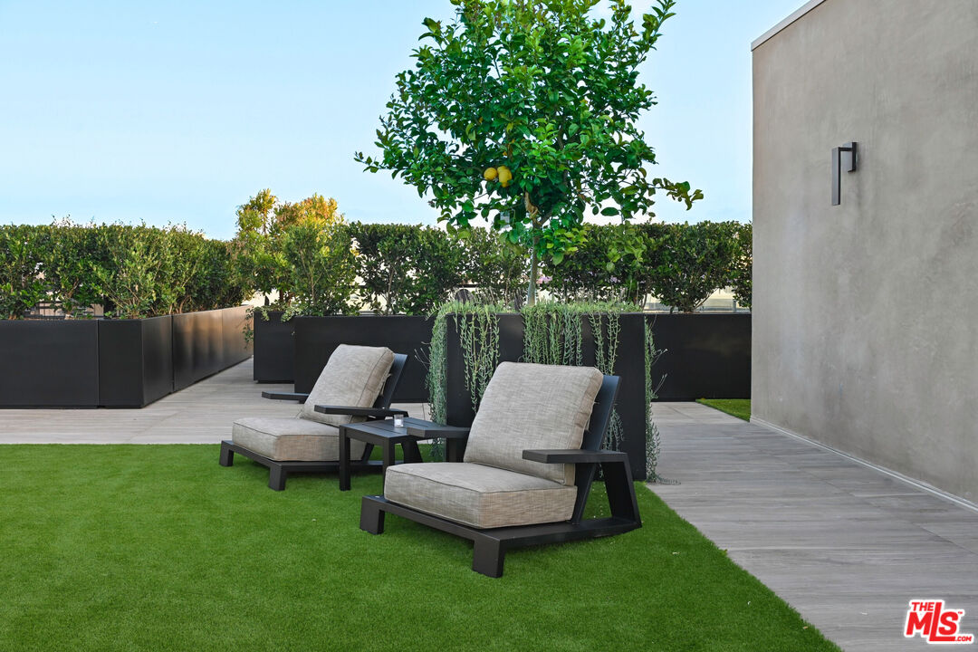 350 N Palm Dr Unit: 202