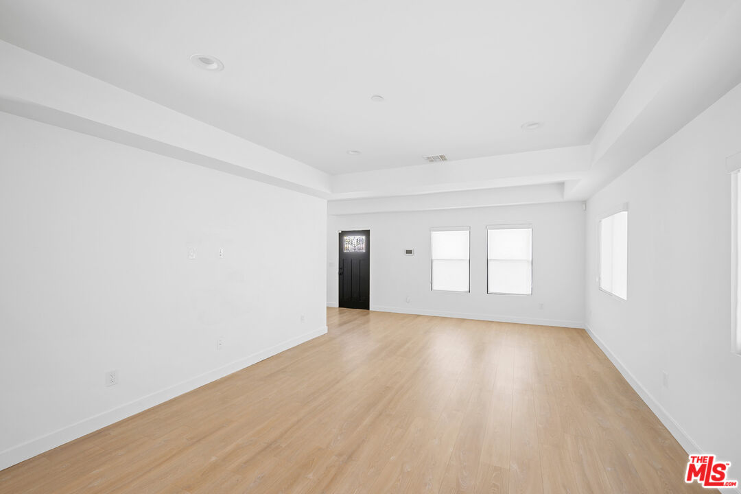 5826 Craner Ave Unit: 5822