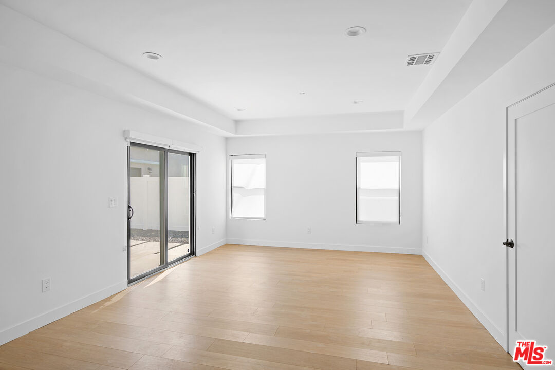 5826 Craner Ave Unit: 5822