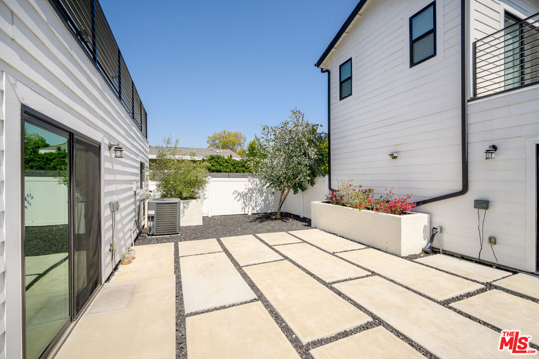 5826 Craner Ave Unit: 5822