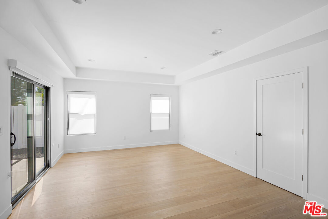 5826 Craner Ave Unit: 5822