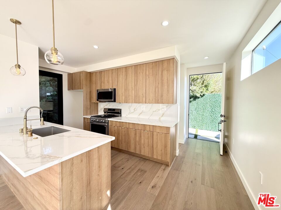 10475 W Olympic Blvd