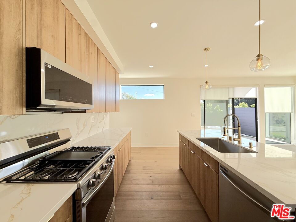 10475 W Olympic Blvd