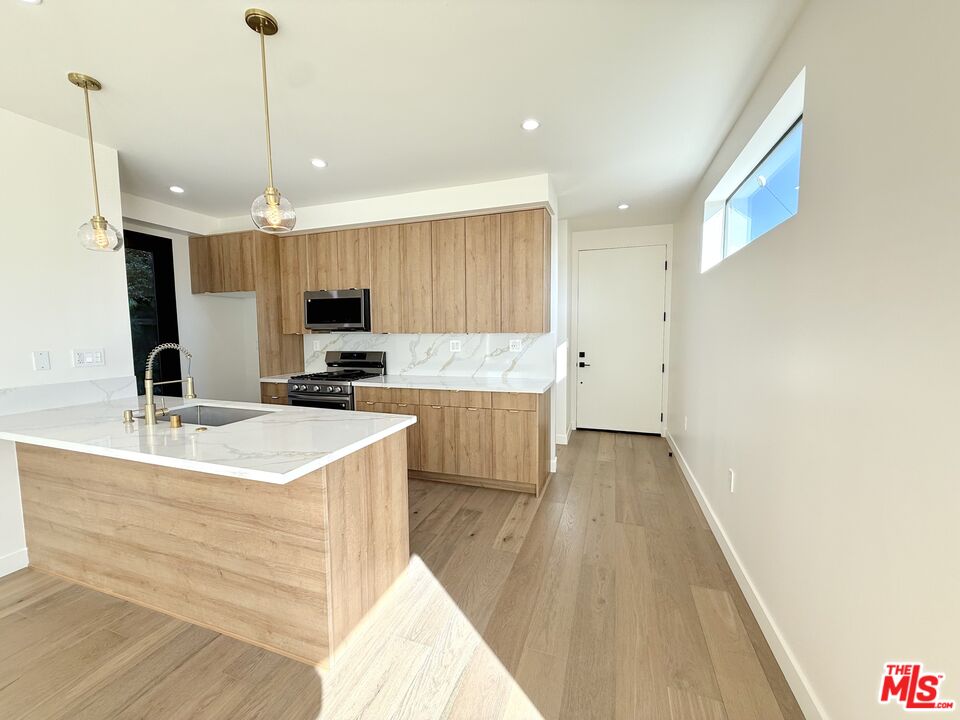 10475 W Olympic Blvd