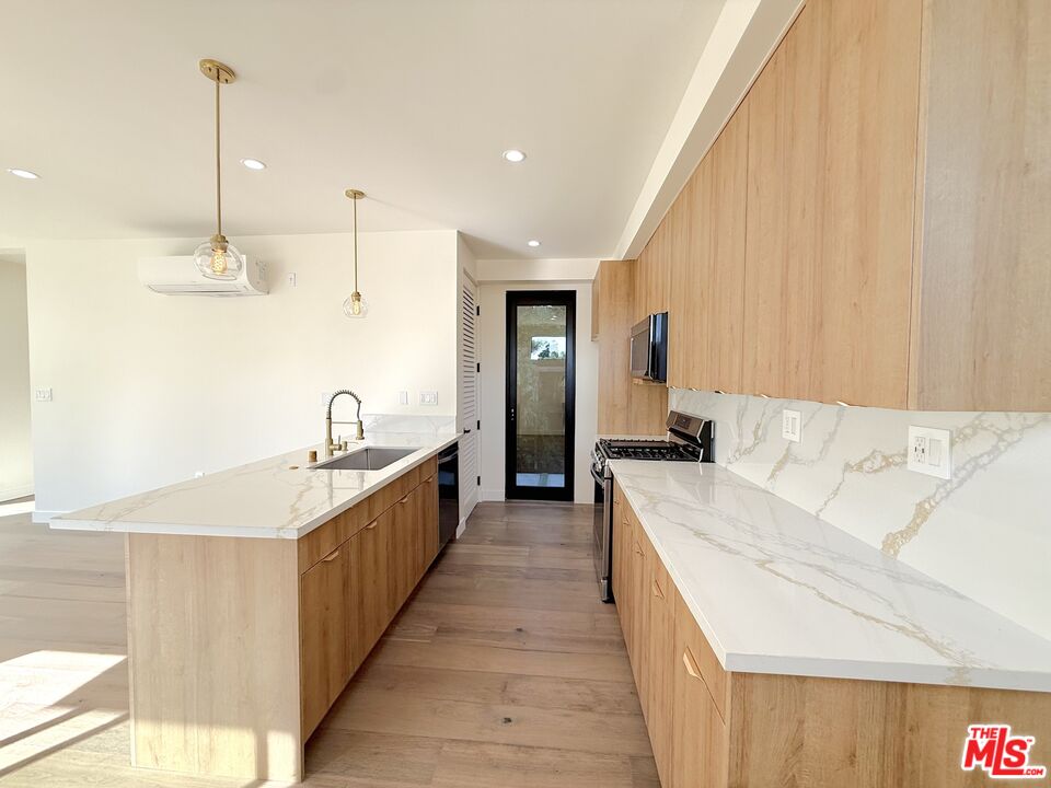 10475 W Olympic Blvd