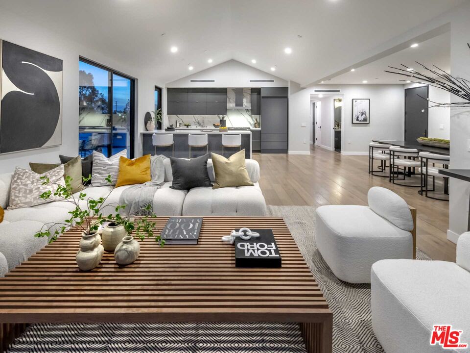 1017 N Croft Ave Unit: PH2