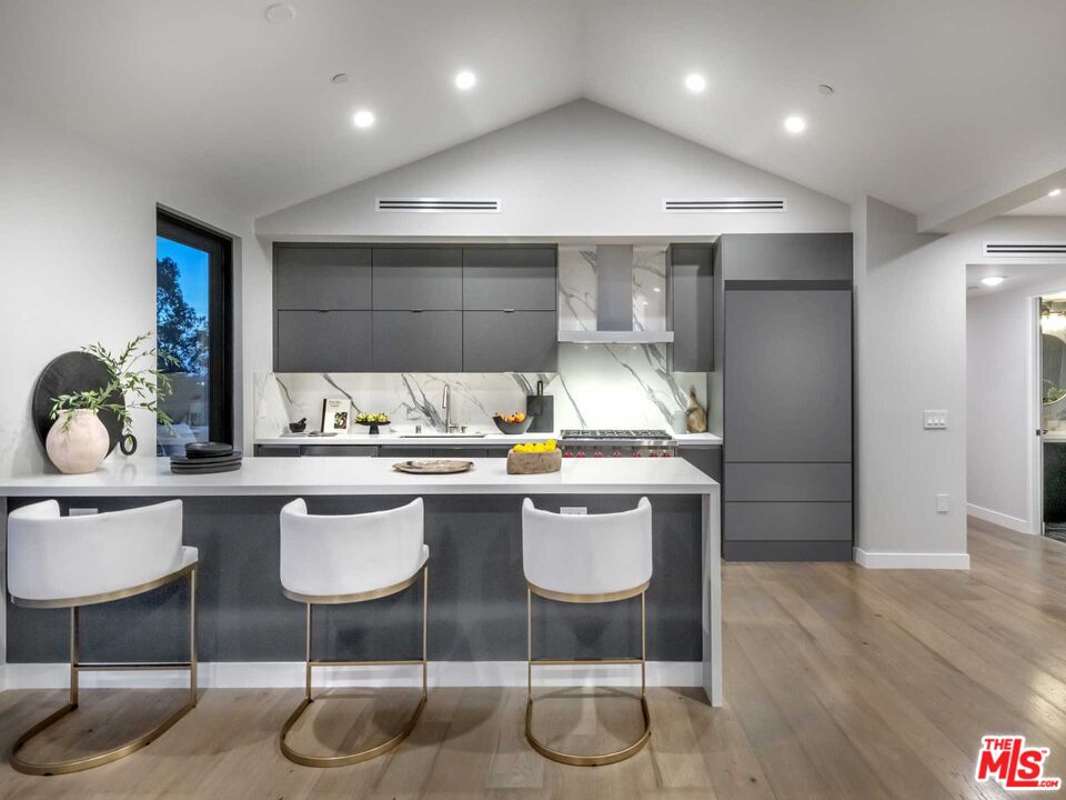 1017 N Croft Ave Unit: PH2