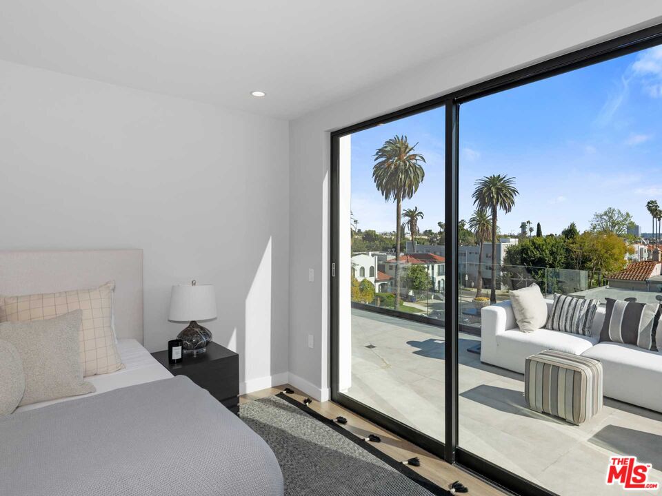 1017 N Croft Ave Unit: PH2