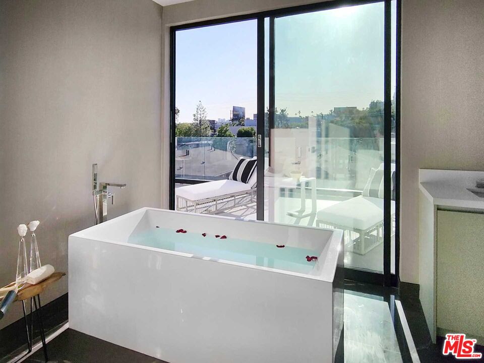 1017 N Croft Ave Unit: PH2