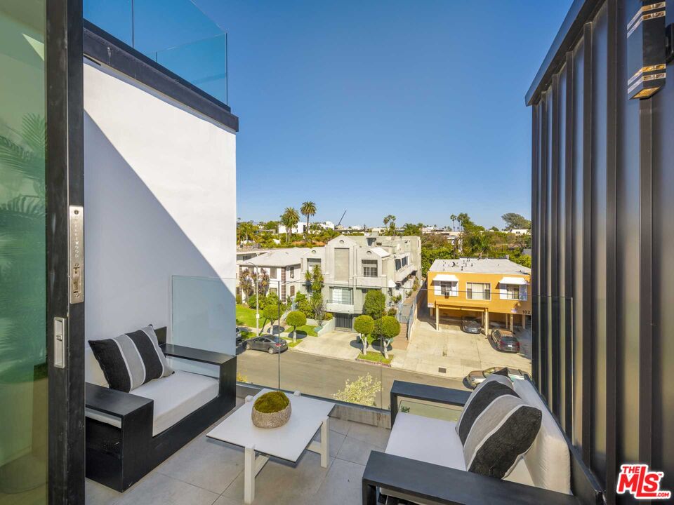 1017 N Croft Ave Unit: PH2