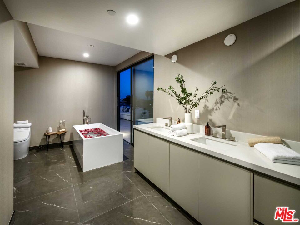 1017 N Croft Ave Unit: PH2