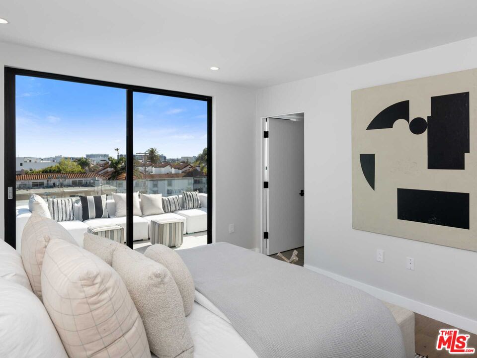 1017 N Croft Ave Unit: PH2