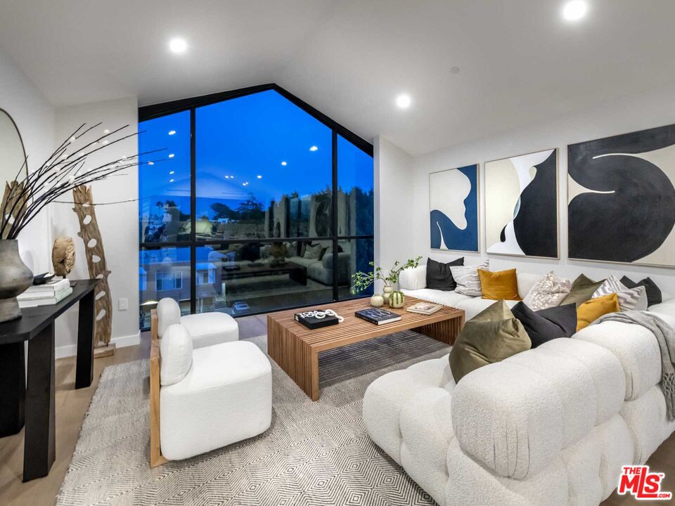 1017 N Croft Ave Unit: PH2